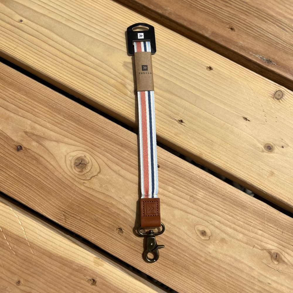 RIVI THREAD LANYARD